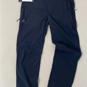Modern Black Cargo Pants with Durable Fabric